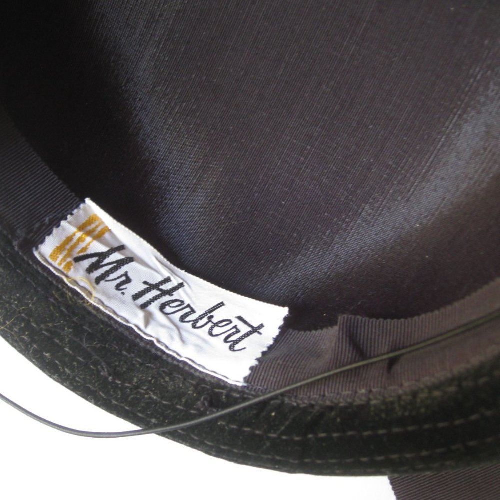 SOLD l 50s Mr Herbert Black Velvet Round Trailing Grossgrain Ribbon Bow Hat - Picture 5 of 8